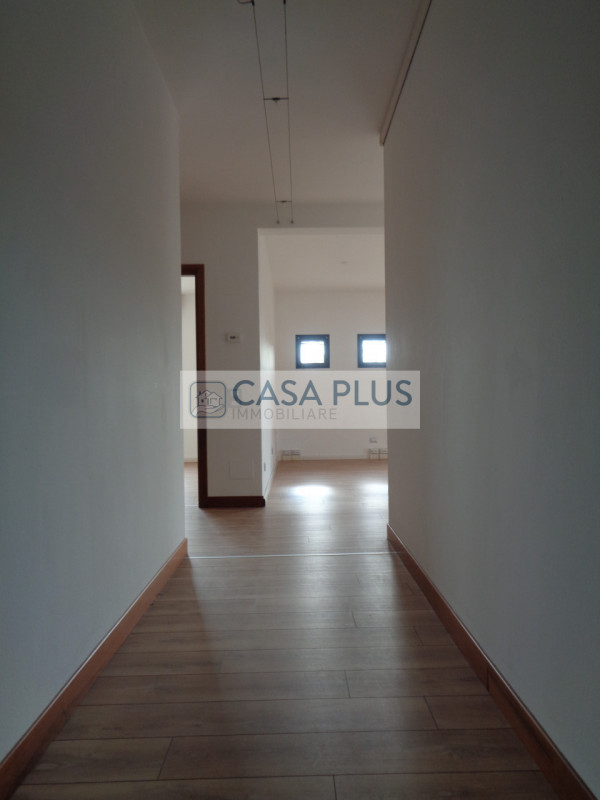 IN CENTRO DIREZIONALE, UFFICIO DI 90 MQ POSTO AL PIANO PRIMO  MOLTO LUMINOSO E CON OTTIMA VISIBIL...