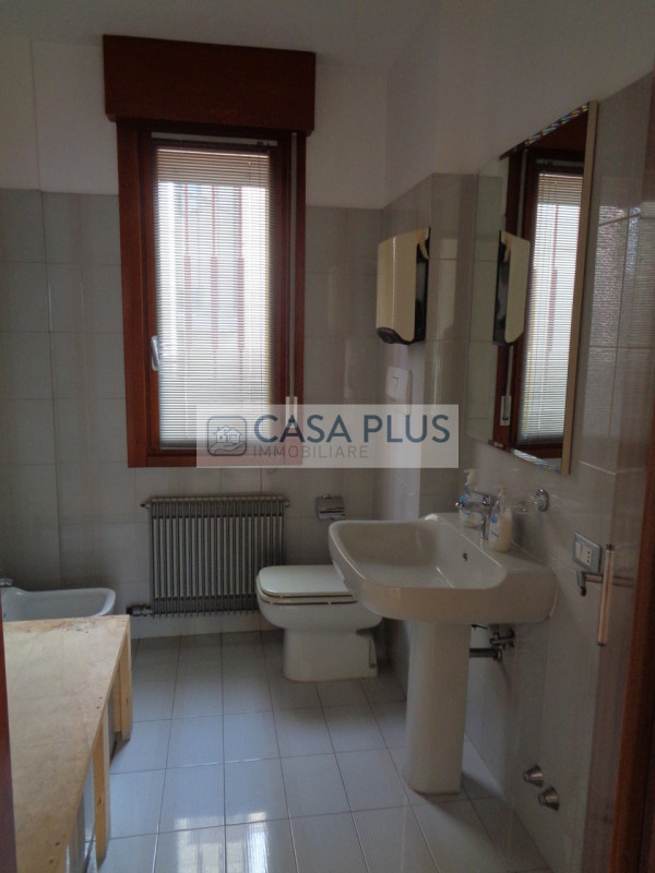 IN CENTRO DIREZIONALE, UFFICIO DI 90 MQ POSTO AL PIANO PRIMO  MOLTO LUMINOSO E CON OTTIMA VISIBIL...