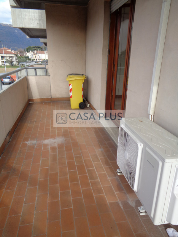 IN CENTRO DIREZIONALE, UFFICIO DI 90 MQ POSTO AL PIANO PRIMO  MOLTO LUMINOSO E CON OTTIMA VISIBIL...