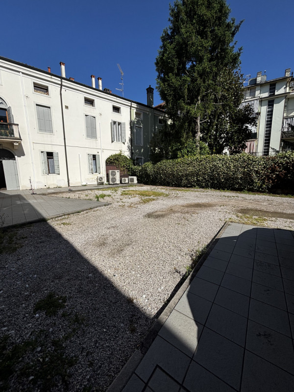 Inserito all’interno di uno storico edificio completamente ristrutturato a due passi dalla Piazza...