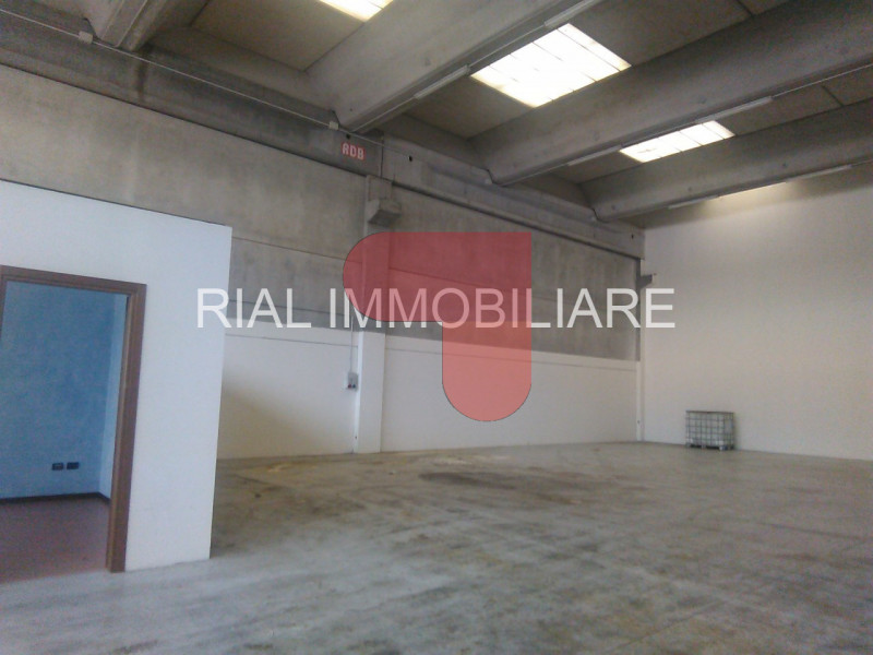 Benvenuti nell'immobiliare, dove troverete sempre le migliori offerte! Vi presentiamo un ampio ca...