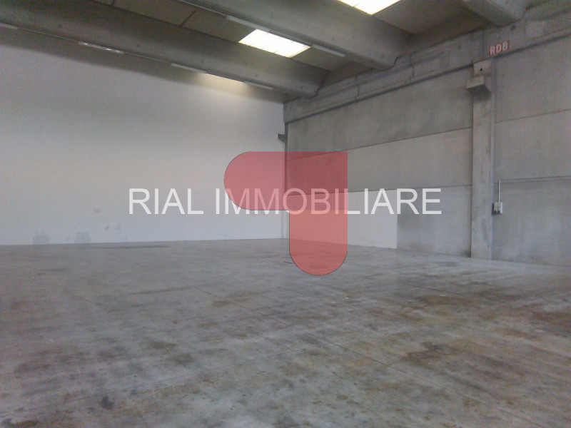 Benvenuti nell'immobiliare, dove troverete sempre le migliori offerte! Vi presentiamo un ampio ca...