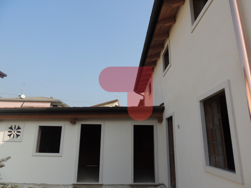 Questa bellissima casa singola si trova nel centro del comune di Montecchio Maggiore ed è perfett...