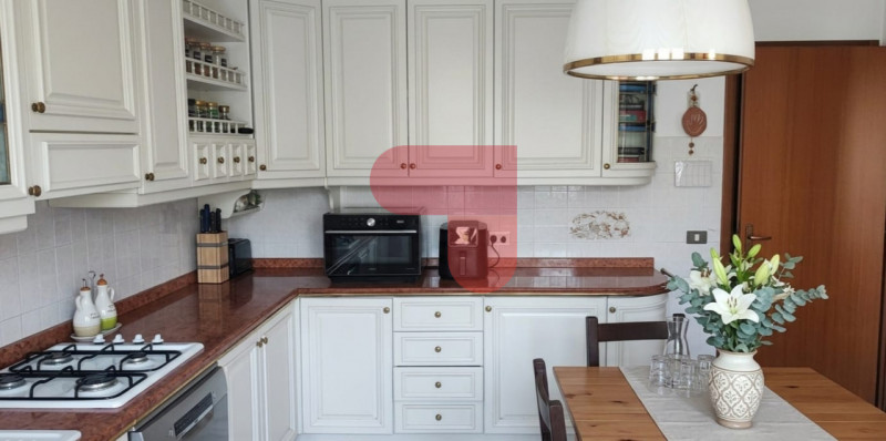 Proponiamo in vendita un elegante appartamento situato nel comune di Chiampo, ideale per chi cerc...