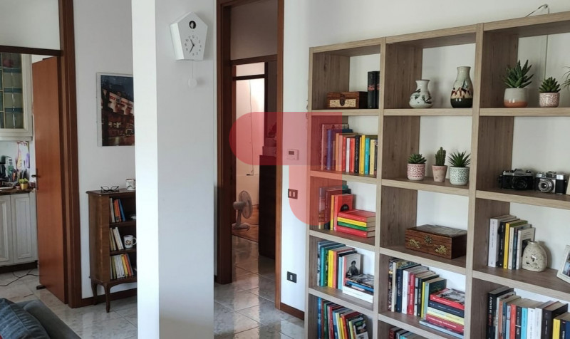 Proponiamo in vendita un elegante appartamento situato nel comune di Chiampo, ideale per chi cerc...