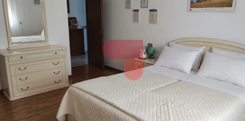 Proponiamo in vendita un elegante appartamento situato nel comune di Chiampo, ideale per chi cerc...