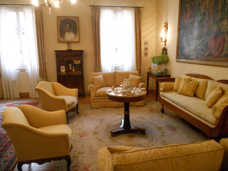 Nel prestigioso contesto del Centro Storico di Padova, proponiamo in affitto un esclusivo apparta...