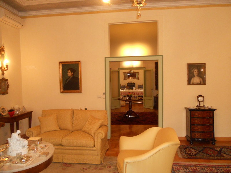 Nel prestigioso contesto del Centro Storico di Padova, proponiamo in affitto un esclusivo apparta...