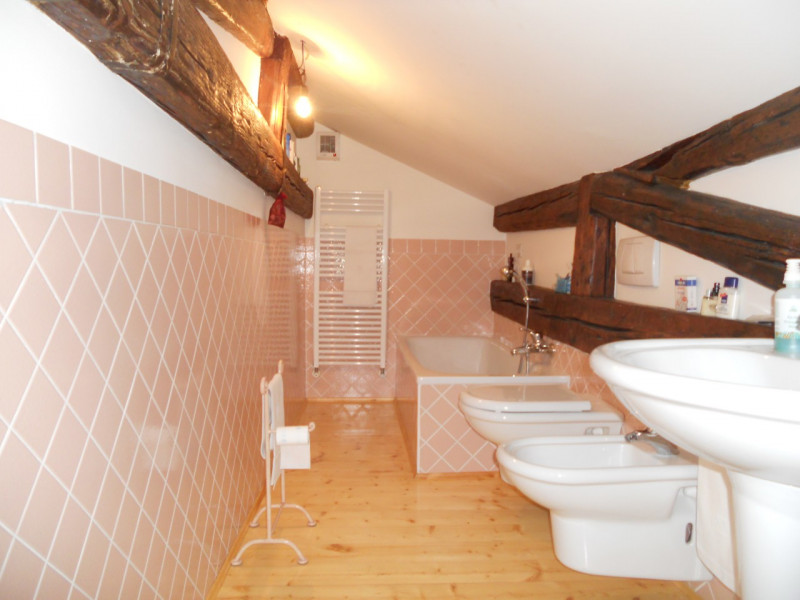 Nel prestigioso contesto del Centro Storico di Padova, proponiamo in affitto un esclusivo apparta...