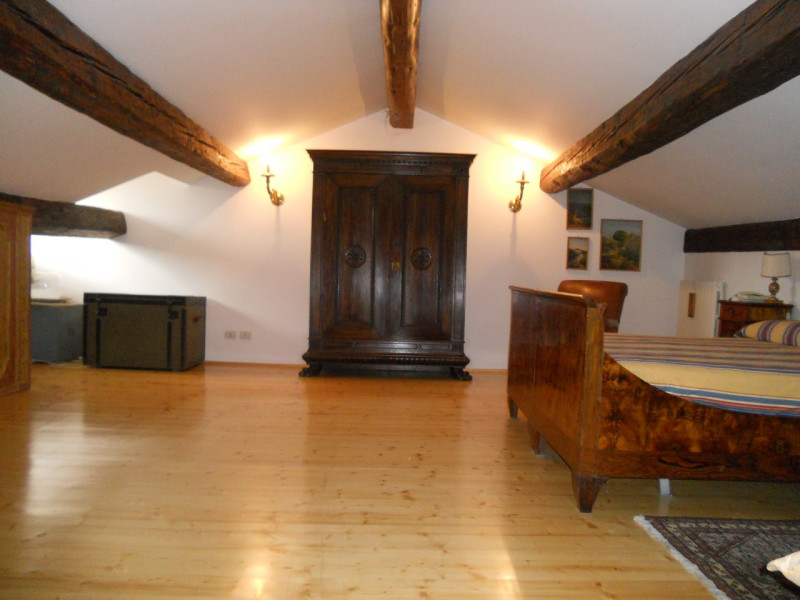 Nel prestigioso contesto del Centro Storico di Padova, proponiamo in affitto un esclusivo apparta...