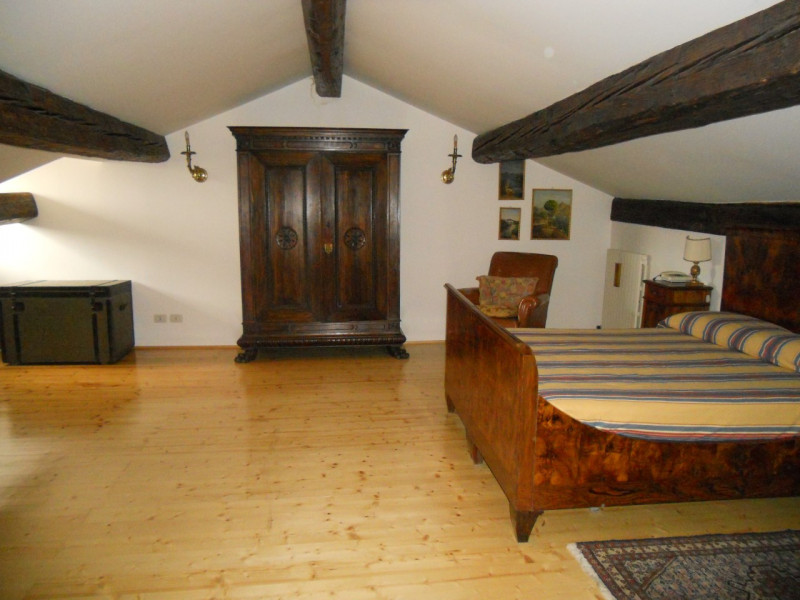 Nel prestigioso contesto del Centro Storico di Padova, proponiamo in affitto un esclusivo apparta...