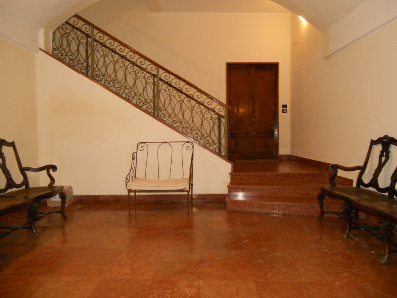 Nel prestigioso contesto del Centro Storico di Padova, proponiamo in affitto un esclusivo apparta...