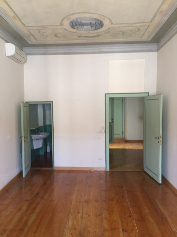 Nel prestigioso contesto del Centro Storico di Padova, proponiamo in affitto un esclusivo apparta...