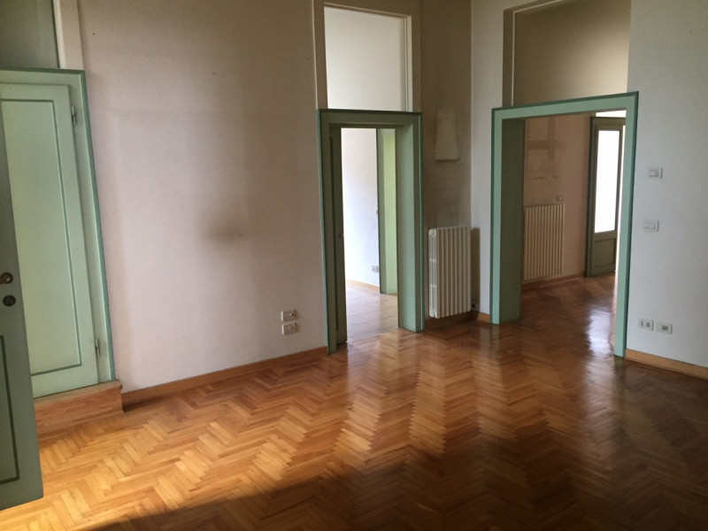 Nel prestigioso contesto del Centro Storico di Padova, proponiamo in affitto un esclusivo apparta...