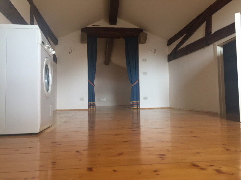 Nel prestigioso contesto del Centro Storico di Padova, proponiamo in affitto un esclusivo apparta...