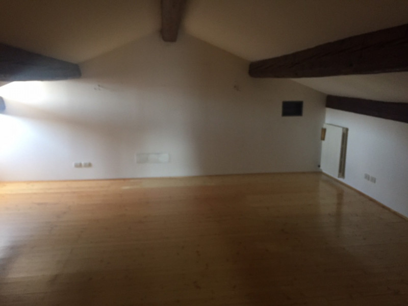 Nel prestigioso contesto del Centro Storico di Padova, proponiamo in affitto un esclusivo apparta...