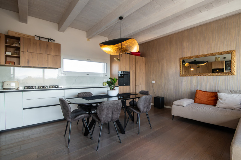 Immagina di rientrare a casa, salire con l’ascensore direttamente nel tuo appartamento, aprire la...