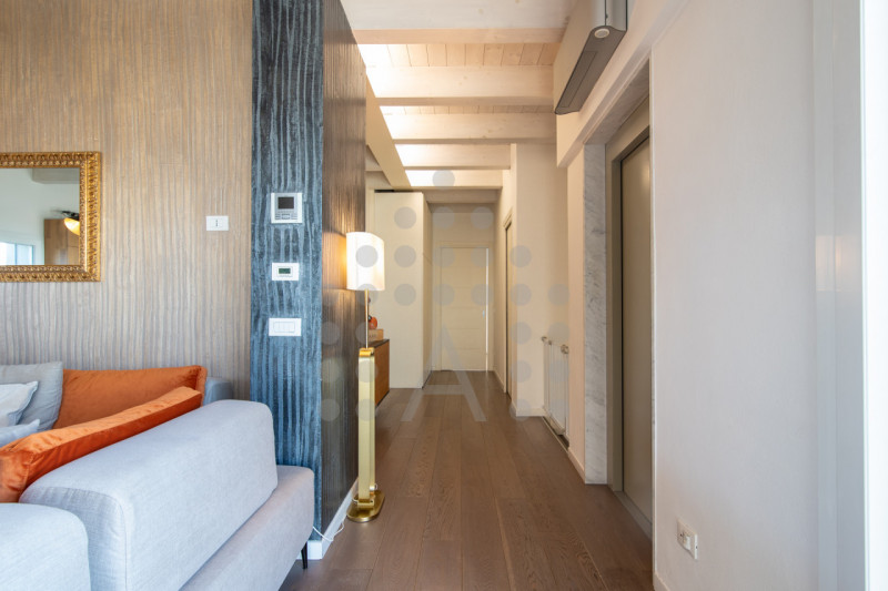 Immagina di rientrare a casa, salire con l’ascensore direttamente nel tuo appartamento, aprire la...