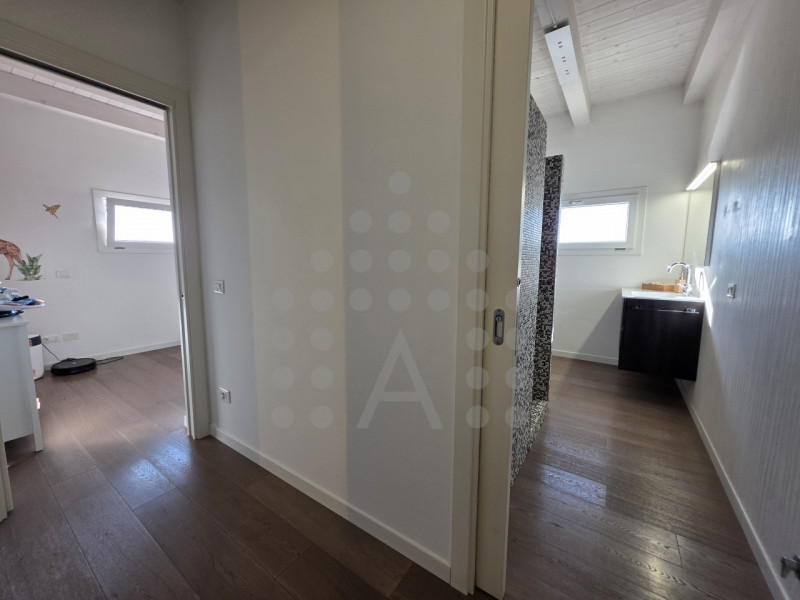 Immagina di rientrare a casa, salire con l’ascensore direttamente nel tuo appartamento, aprire la...