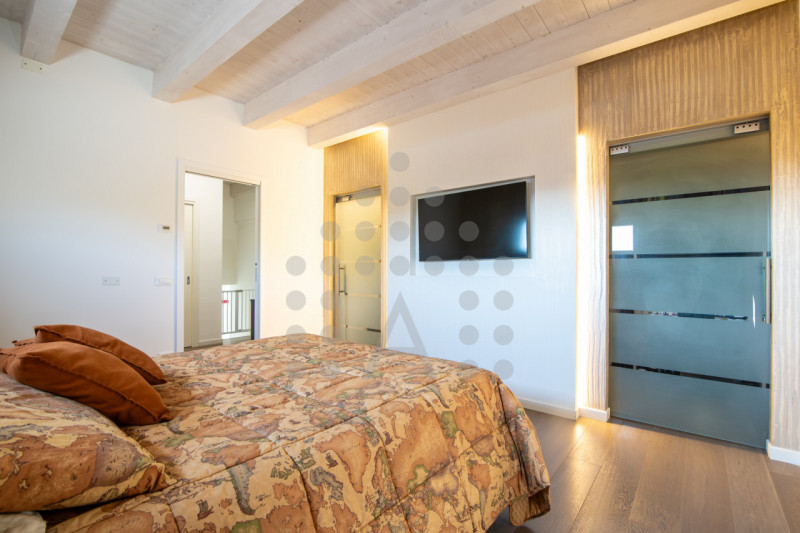 Immagina di rientrare a casa, salire con l’ascensore direttamente nel tuo appartamento, aprire la...