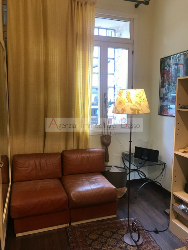 VIA CESARE BATTISTI SECONDO TRATTO. In zona a traffico limitato, posizione di passeggiata pedonal...