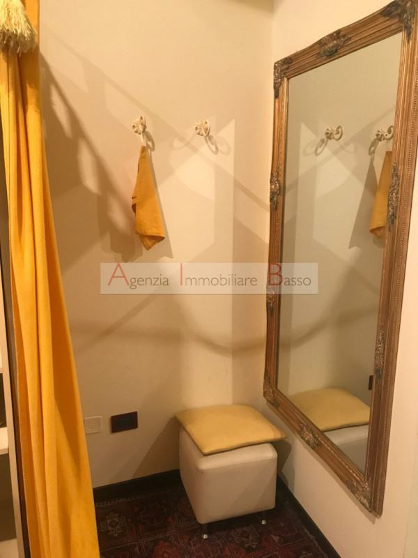 VIA CESARE BATTISTI SECONDO TRATTO. In zona a traffico limitato, posizione di passeggiata pedonal...