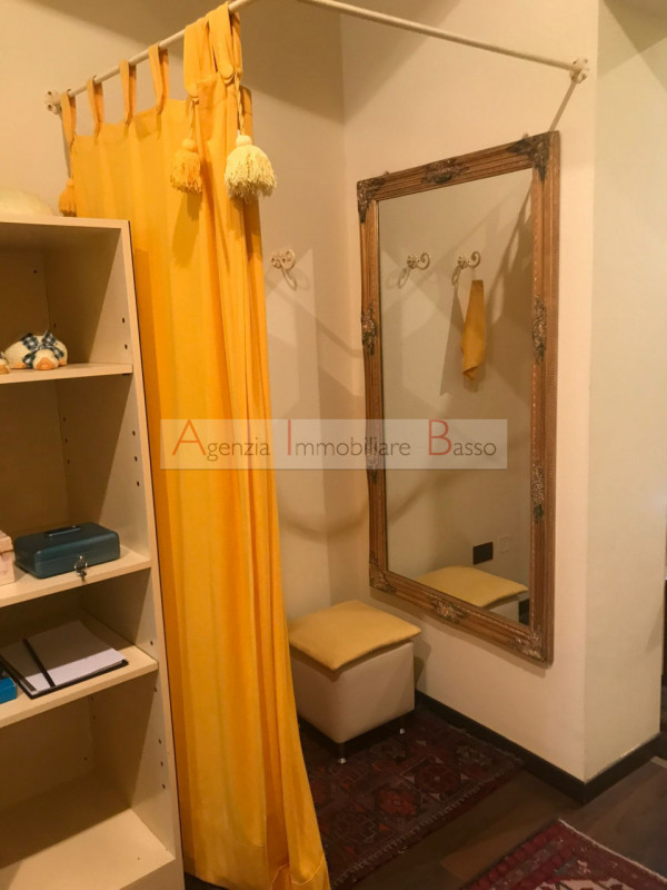 VIA CESARE BATTISTI SECONDO TRATTO. In zona a traffico limitato, posizione di passeggiata pedonal...