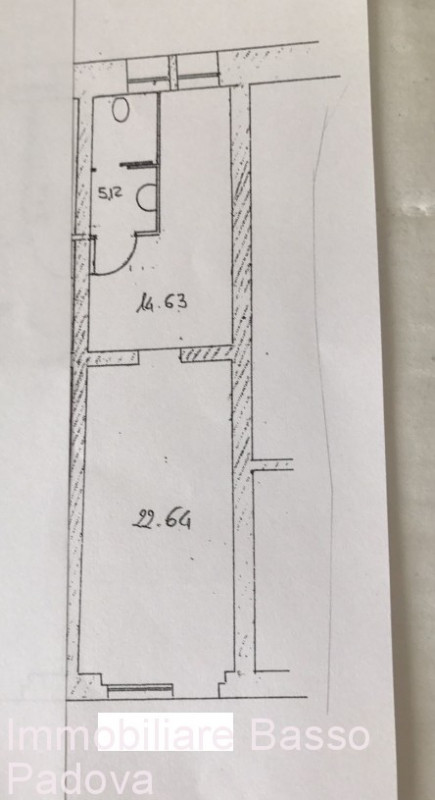 VIA CESARE BATTISTI SECONDO TRATTO. In zona a traffico limitato, posizione di passeggiata pedonal...
