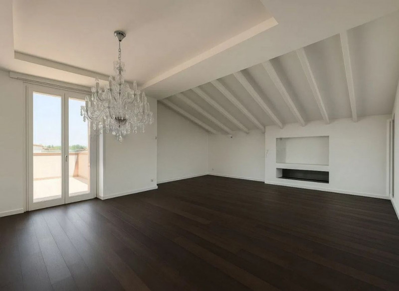 Intero fabbricato a destinazione commerciale e residenziale di 2500 mq a Selvazzano Dentro.
L'imm...