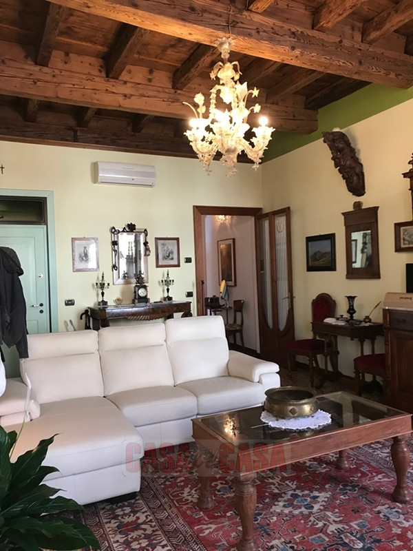 In area pedonale nel centro storico di Este proponiamo splendido appartamento su palazzetto d'epo...