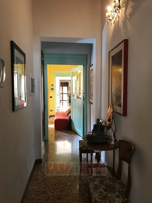 In area pedonale nel centro storico di Este proponiamo splendido appartamento su palazzetto d'epo...