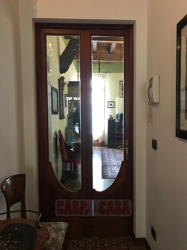 In area pedonale nel centro storico di Este proponiamo splendido appartamento su palazzetto d'epo...