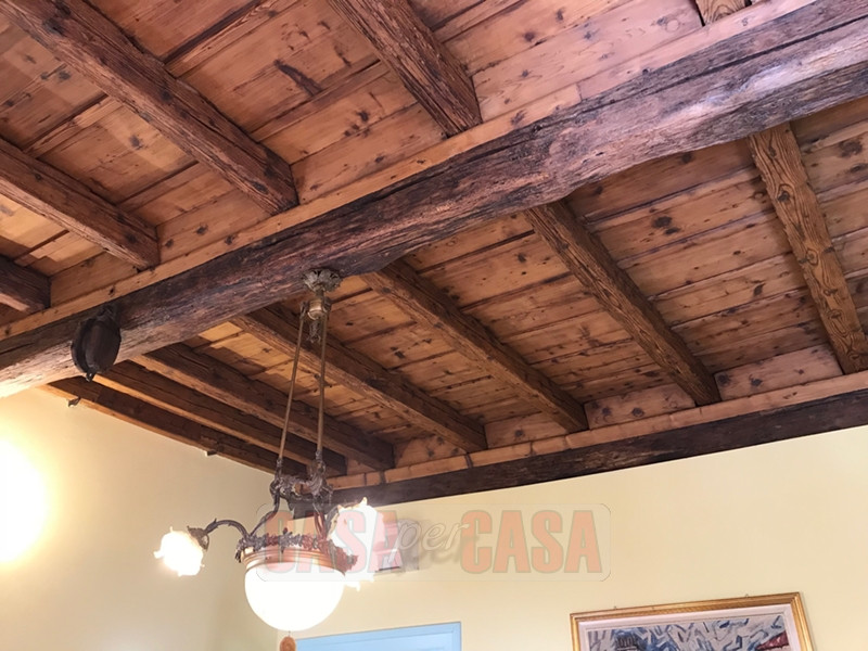 In area pedonale nel centro storico di Este proponiamo splendido appartamento su palazzetto d'epo...