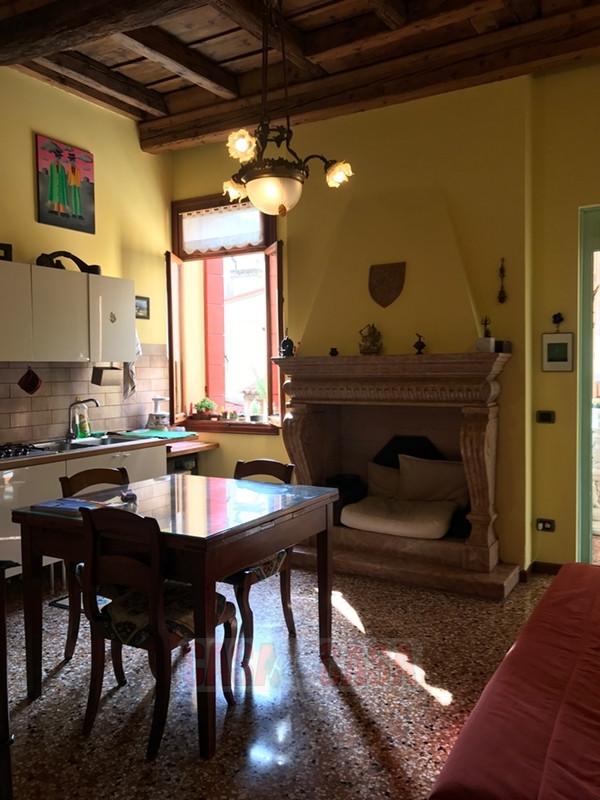 In area pedonale nel centro storico di Este proponiamo splendido appartamento su palazzetto d'epo...