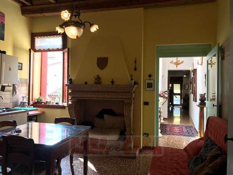 In area pedonale nel centro storico di Este proponiamo splendido appartamento su palazzetto d'epo...