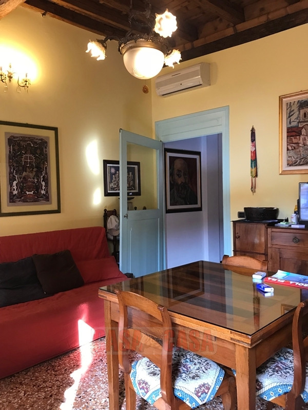 In area pedonale nel centro storico di Este proponiamo splendido appartamento su palazzetto d'epo...