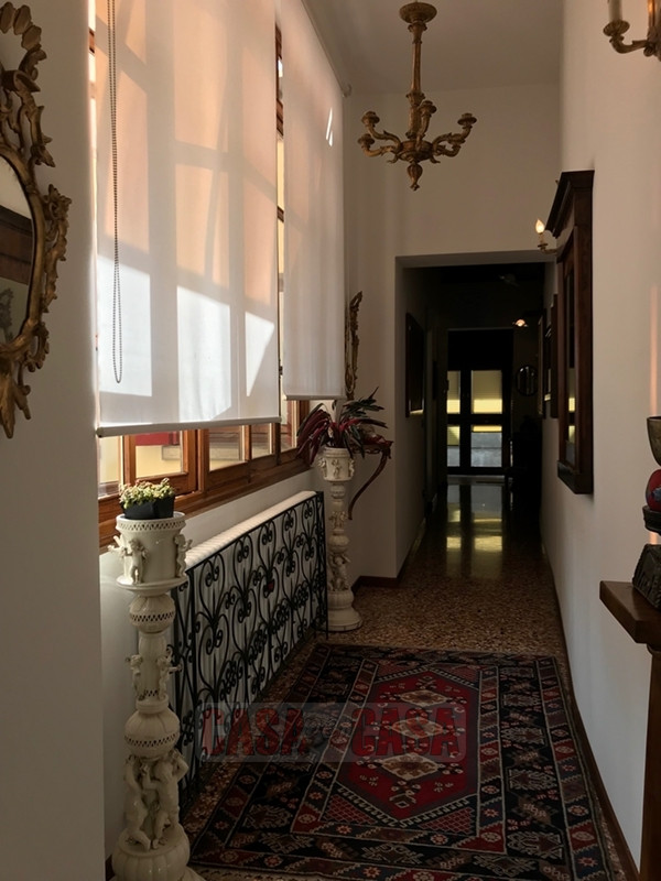 In area pedonale nel centro storico di Este proponiamo splendido appartamento su palazzetto d'epo...