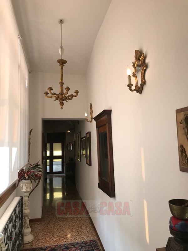 In area pedonale nel centro storico di Este proponiamo splendido appartamento su palazzetto d'epo...