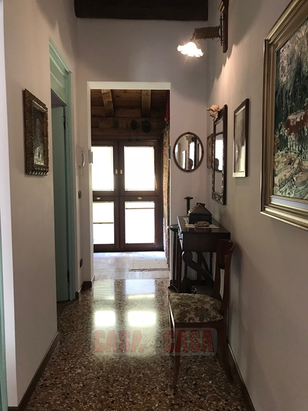 In area pedonale nel centro storico di Este proponiamo splendido appartamento su palazzetto d'epo...