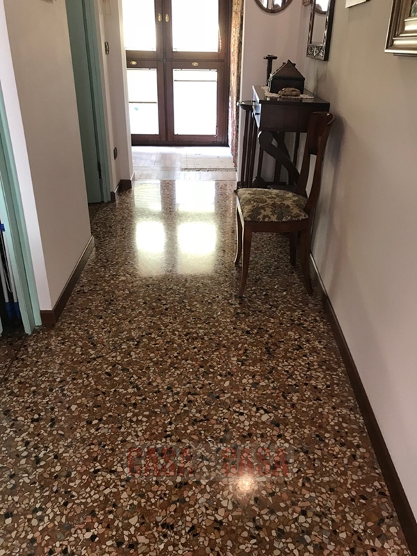 In area pedonale nel centro storico di Este proponiamo splendido appartamento su palazzetto d'epo...