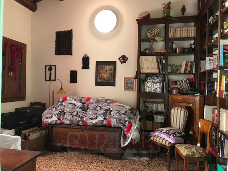 In area pedonale nel centro storico di Este proponiamo splendido appartamento su palazzetto d'epo...