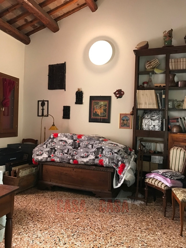 In area pedonale nel centro storico di Este proponiamo splendido appartamento su palazzetto d'epo...