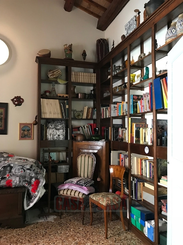 In area pedonale nel centro storico di Este proponiamo splendido appartamento su palazzetto d'epo...