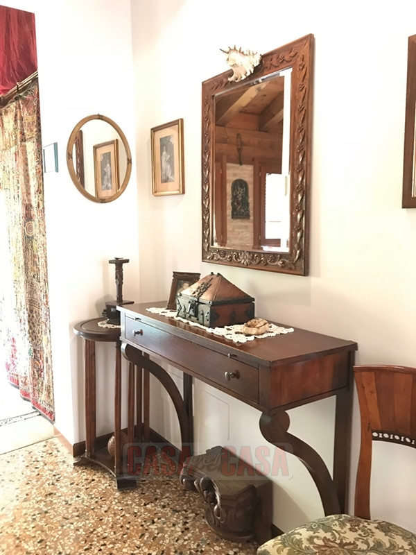 In area pedonale nel centro storico di Este proponiamo splendido appartamento su palazzetto d'epo...