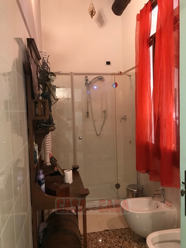 In area pedonale nel centro storico di Este proponiamo splendido appartamento su palazzetto d'epo...