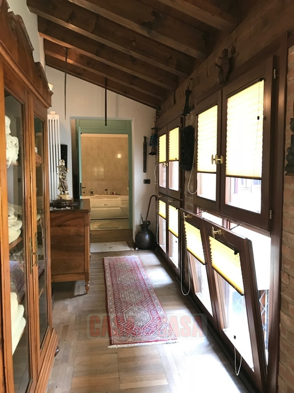 In area pedonale nel centro storico di Este proponiamo splendido appartamento su palazzetto d'epo...