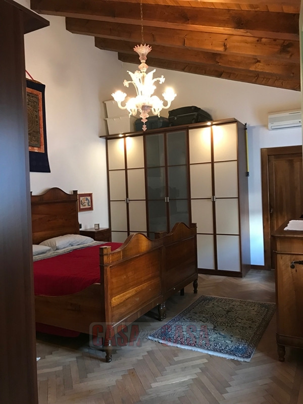 In area pedonale nel centro storico di Este proponiamo splendido appartamento su palazzetto d'epo...