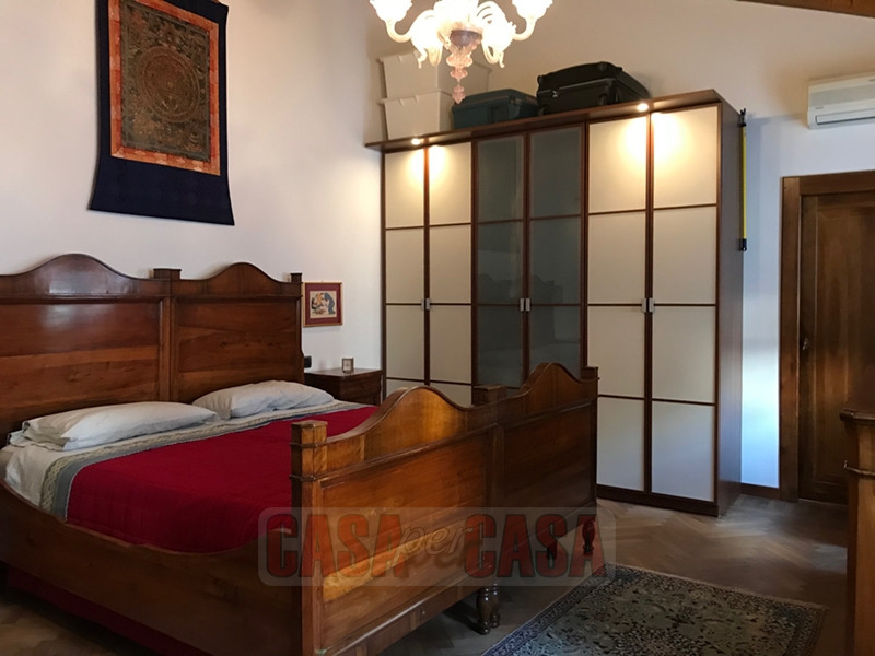 In area pedonale nel centro storico di Este proponiamo splendido appartamento su palazzetto d'epo...