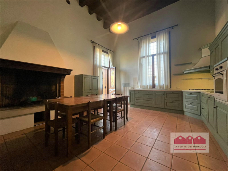 COSTABISSARA: IN POSIZIONE MERAVIGLIOSA, PARTE DI UN'ANTICA E AFFASCINANTE VILLA DI CIRCA 300 M²....