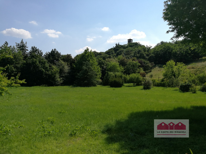 COSTABISSARA: IN POSIZIONE MERAVIGLIOSA, PARTE DI UN'ANTICA E AFFASCINANTE VILLA DI CIRCA 300 M²....